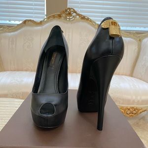 Brand NEW Louis Vuitton Lock Pumps!